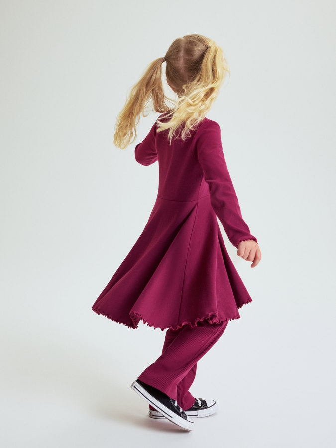 Ribbestrikket snurrekjole Ribbestrikket snurrekjole